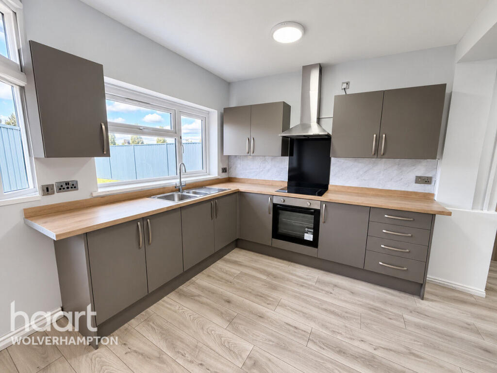 House in Wolverhampton, Wood End - View 4