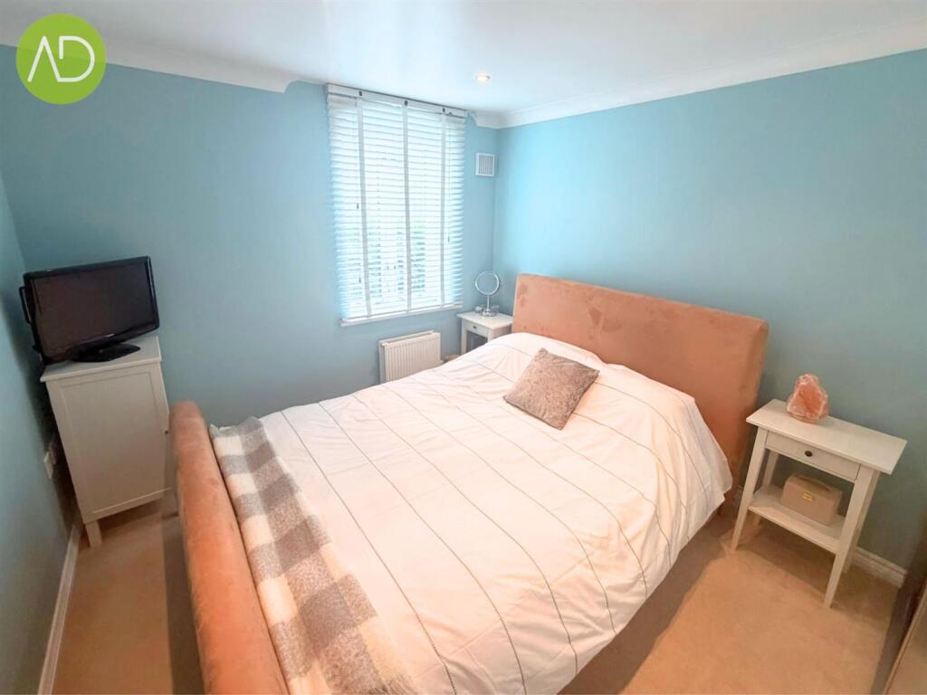 Apartment in East Hertfordshire, Ware - View 4
