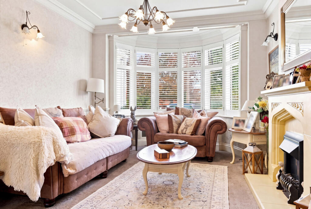 House in Southend-on-Sea - More