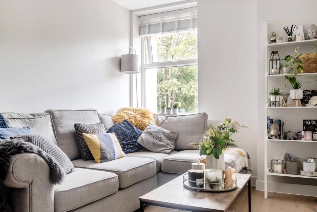 Apartment in Runnymede, Chertsey - View 2