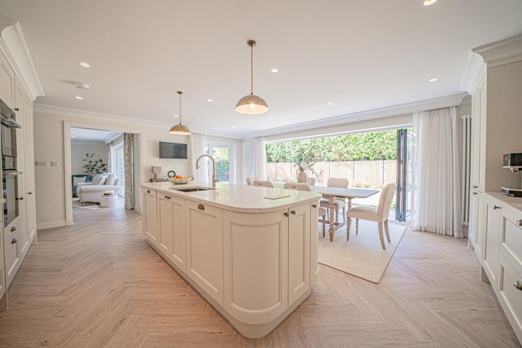 Queen Eleanors Drive, Knowle, B93 photo 3