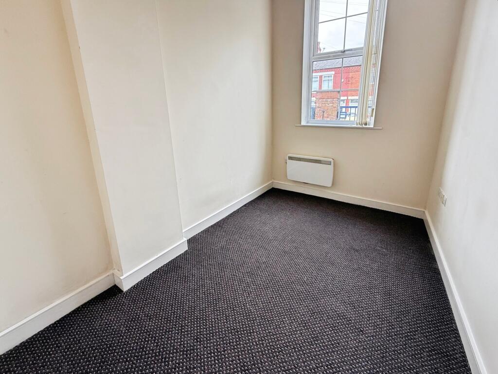 Apartment in Ellesmere Port, Wolverham - View 4