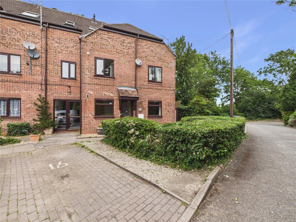 2-bed flat on Acre Lane, Droitwich Spa, Worcestershire, WR9, £140,000