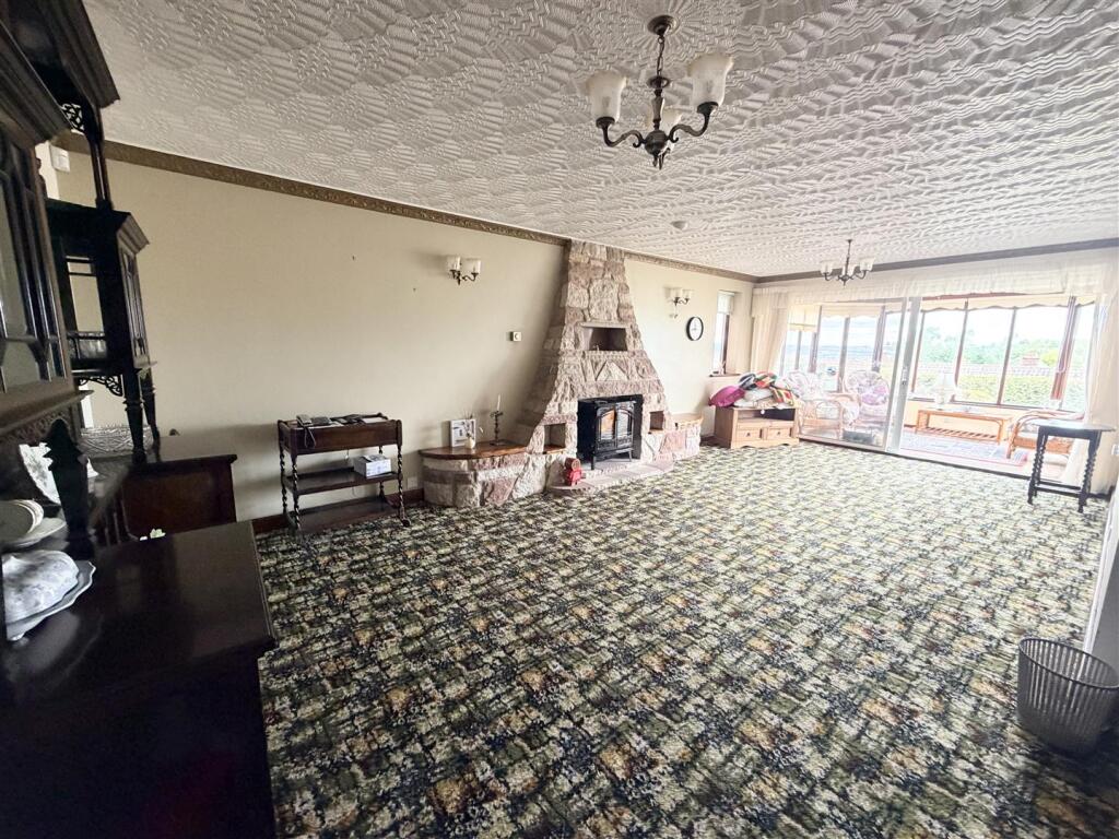 House in Staffordshire Moorlands, Leek - More