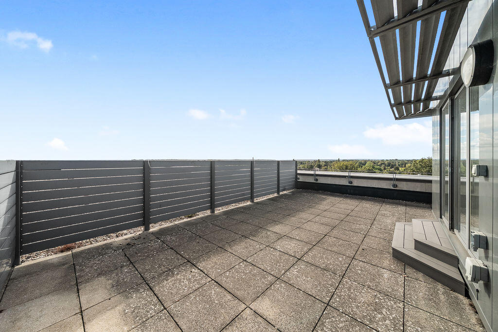 Apartment in Walton-on-Thames, Surrey - View 4