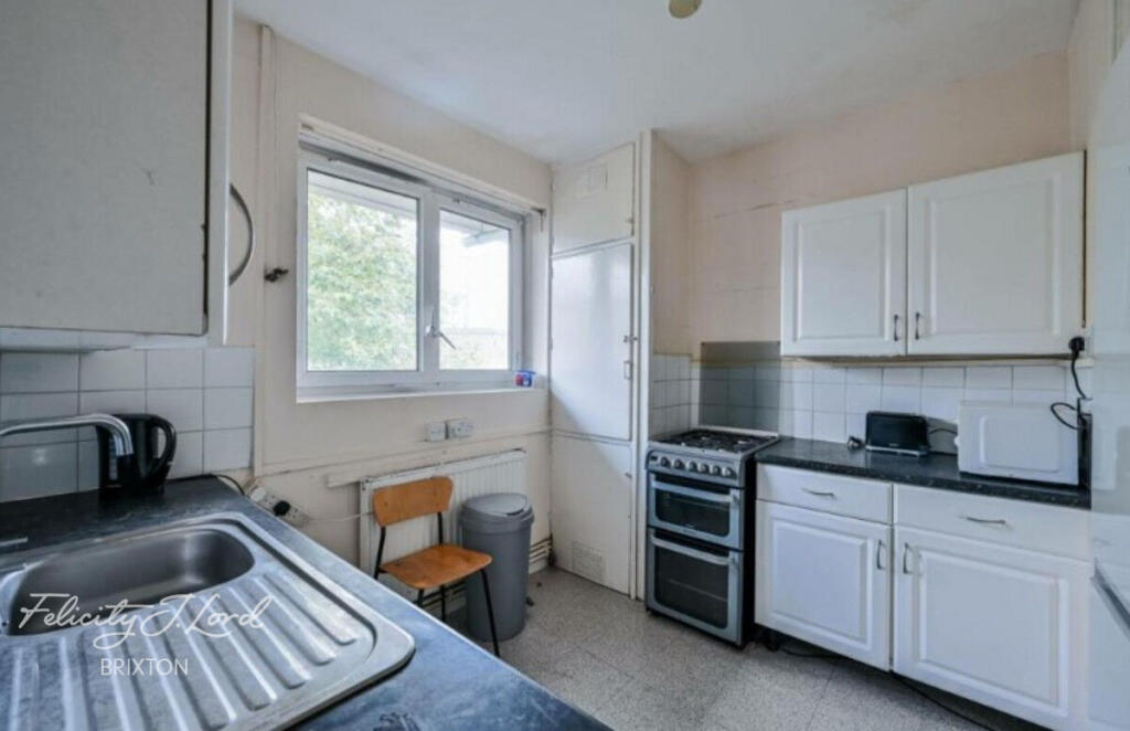 4-bed flat on Stockwell Road, London SW9, £475,000