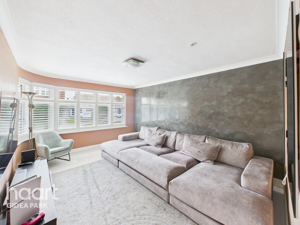 Hill Court, Romford, RM1 3DA photo 3