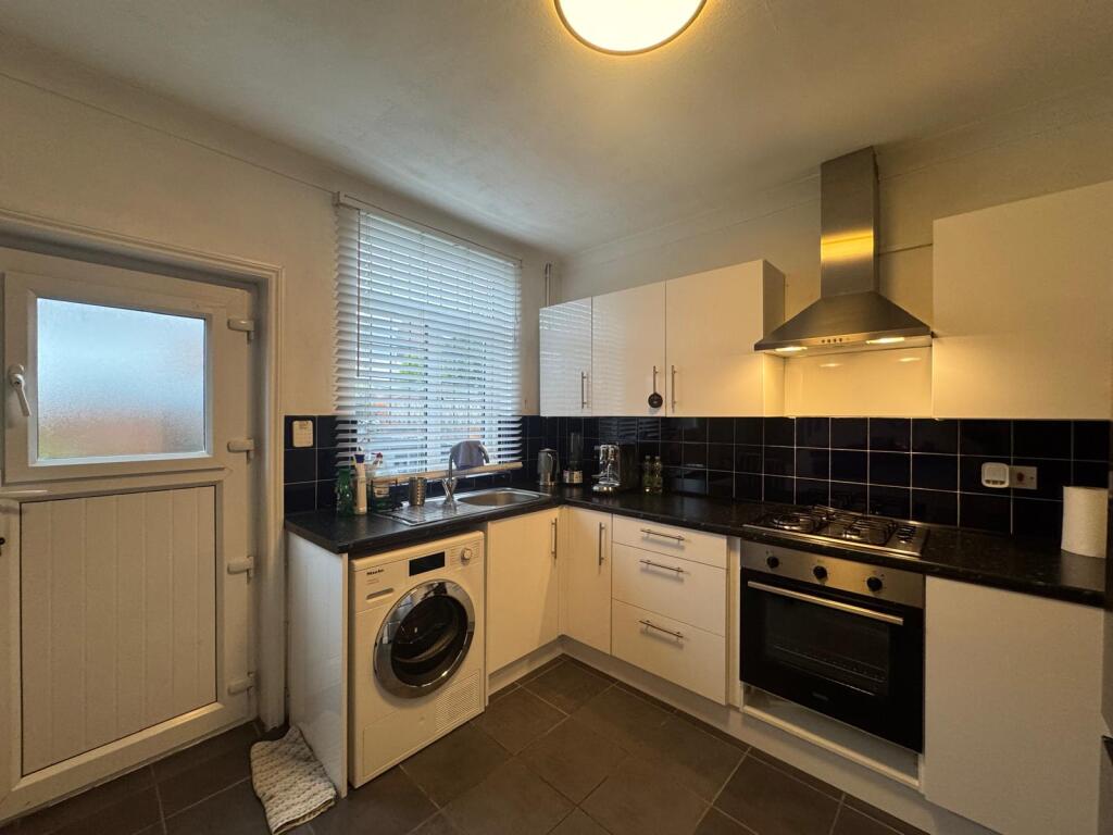 37 Alma Street West, Chesterfield, Derbyshire S40 2AX photo 2