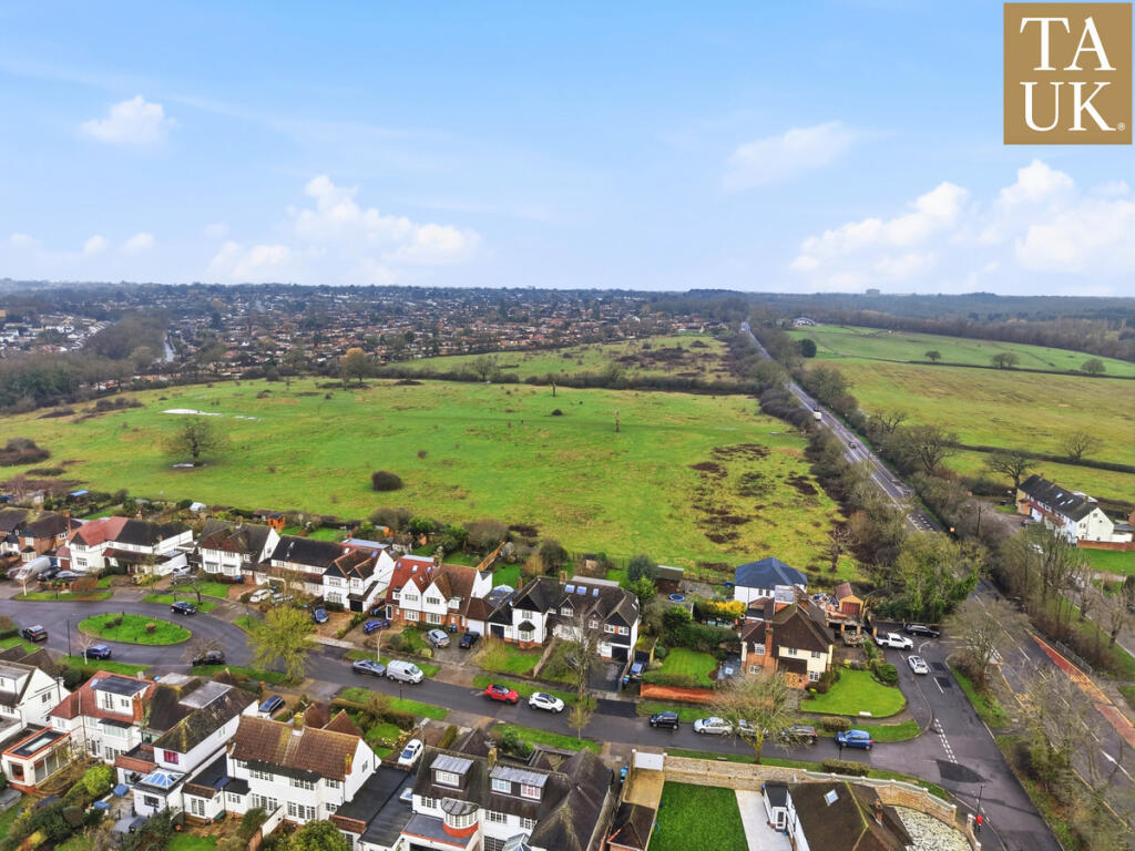 Cotswold Way, Enfield, EN2 photo 4