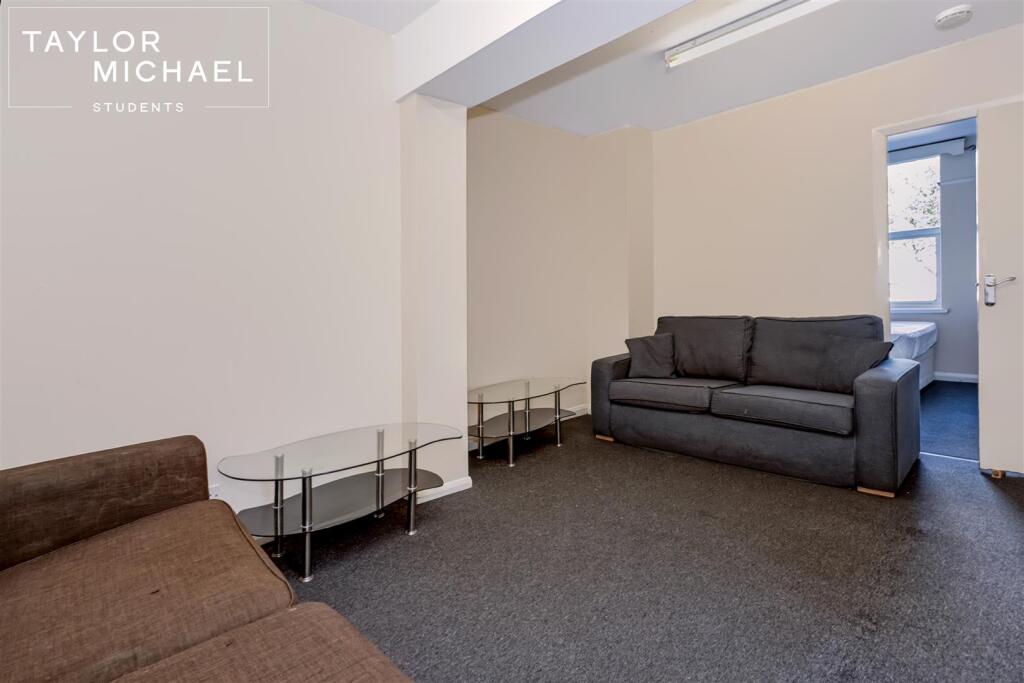 5 bedroom semi-detached house for rent
