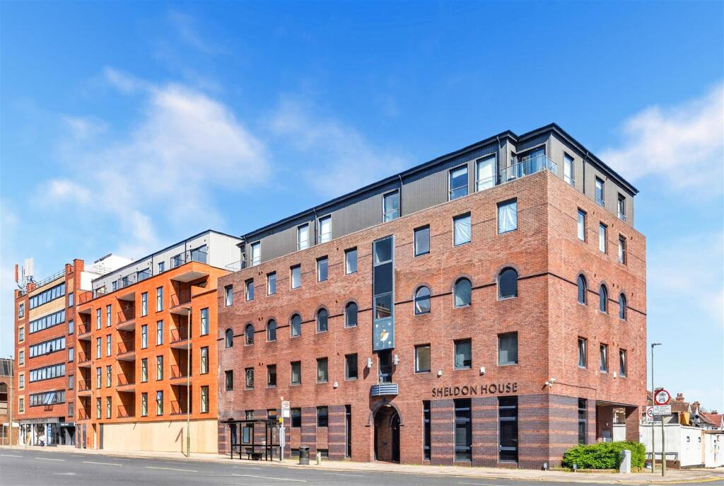 Main image of property: High Road, North FInchley, N12