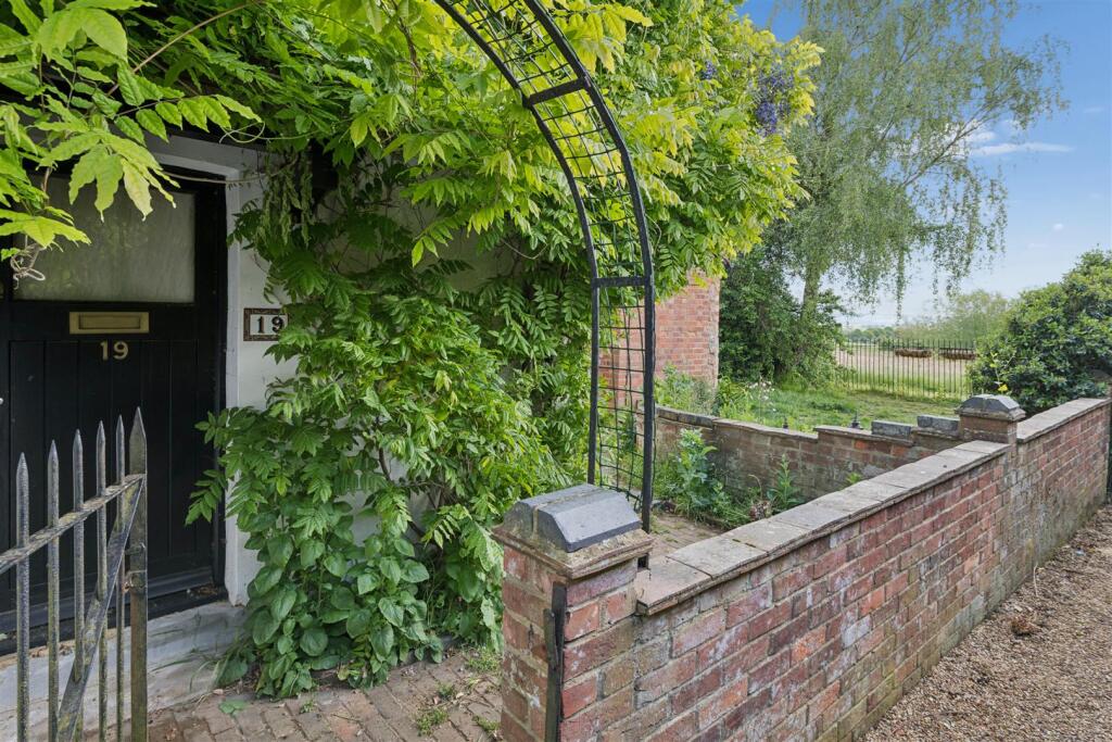 House in Buckinghamshire, Wing - View 5