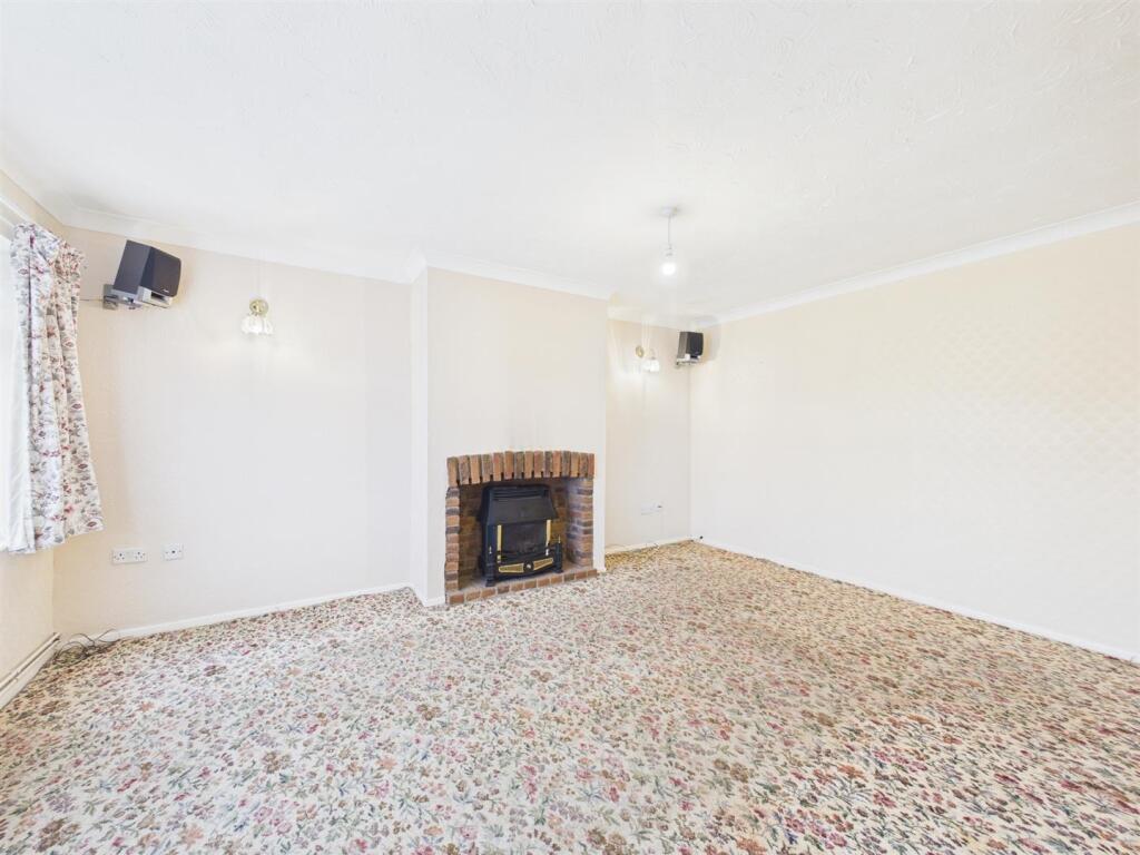 Pendine Crescent, North Hykeham, Lincoln photo 2
