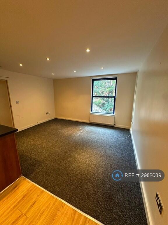 Apartment in Northampton, West Northamptonshire - View 2