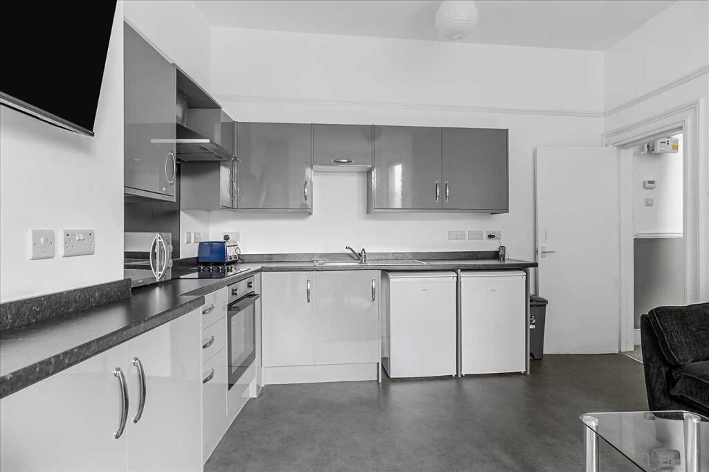 Apartment in Plymouth, Mutley - View 2