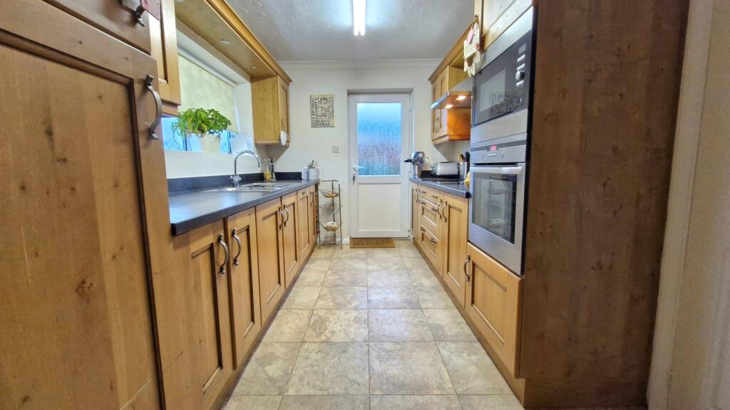 The Parslins, Deeping St James, Peterborough, PE6 photo 3