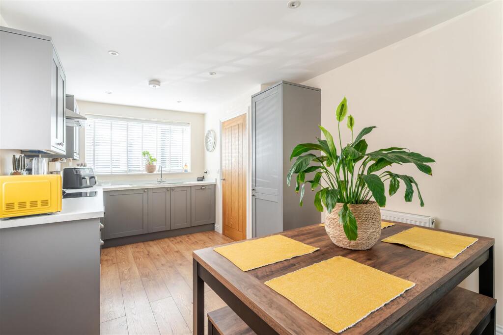 Spacious two-bedroom home with countryside views on the fringes of Yatton - More