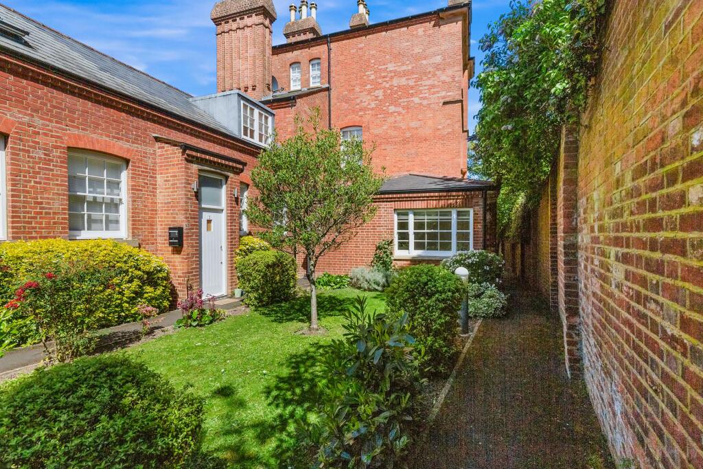 2-bed flat on Sparrows Herne, Bushey, WD23, £580,000