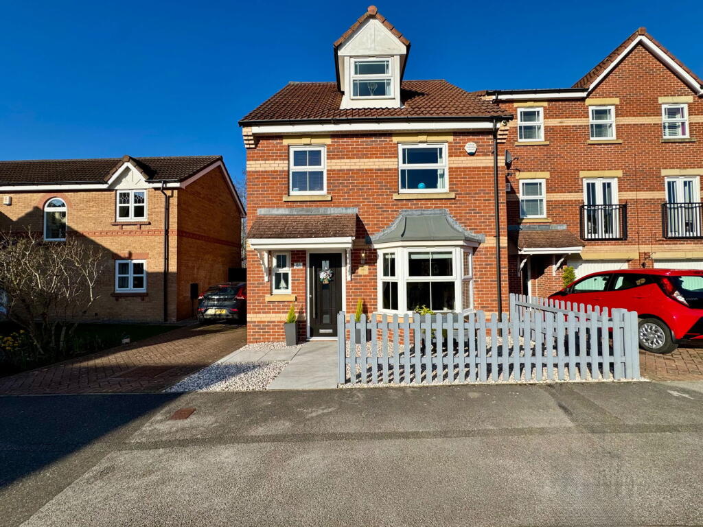 4-bed detached on Roebuck Ridge, Jump, Barnsley, S74 0LU, £300,000