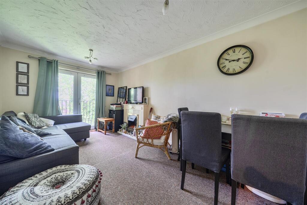 Apartment in Basingstoke and Deane, Lychpit, Riverdene - View 2