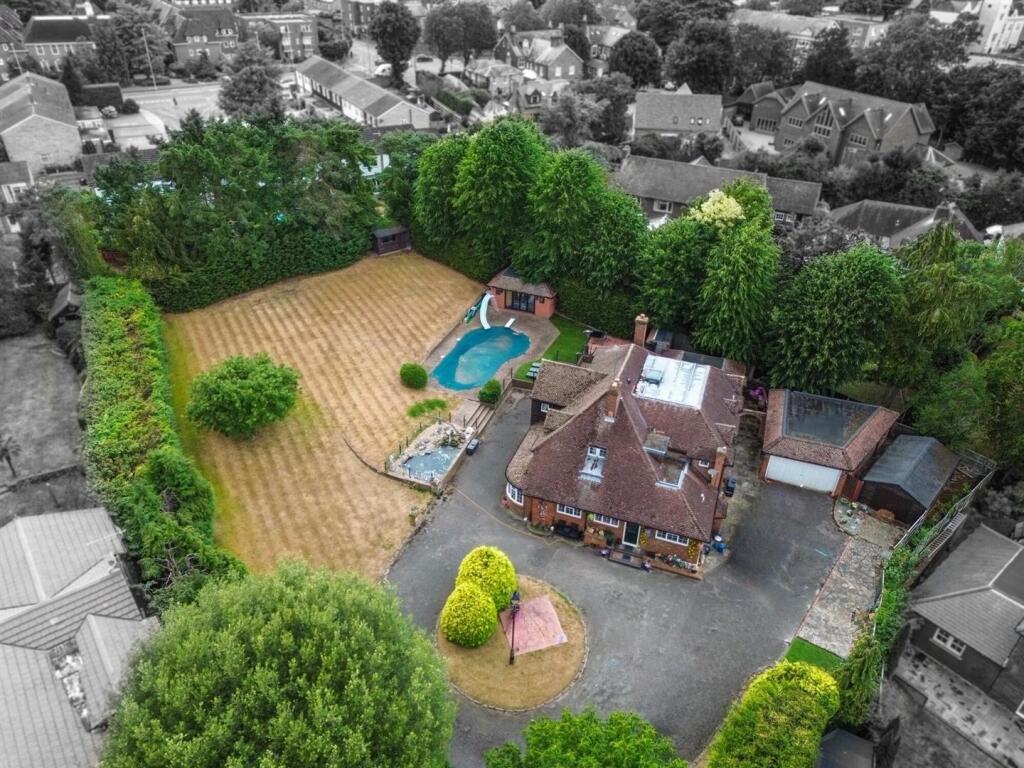 5-bed detached on Yewlands, Hoddesdon, £1,500,000