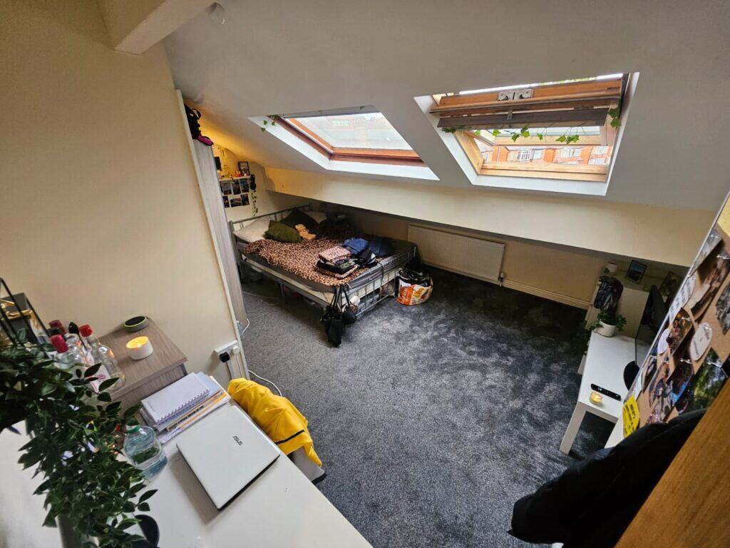 6 bedroom end of terrace house for rent