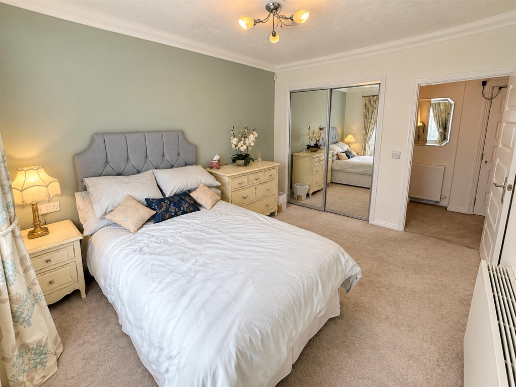 Apartment in London, Chingford Mount, Highams Park - More