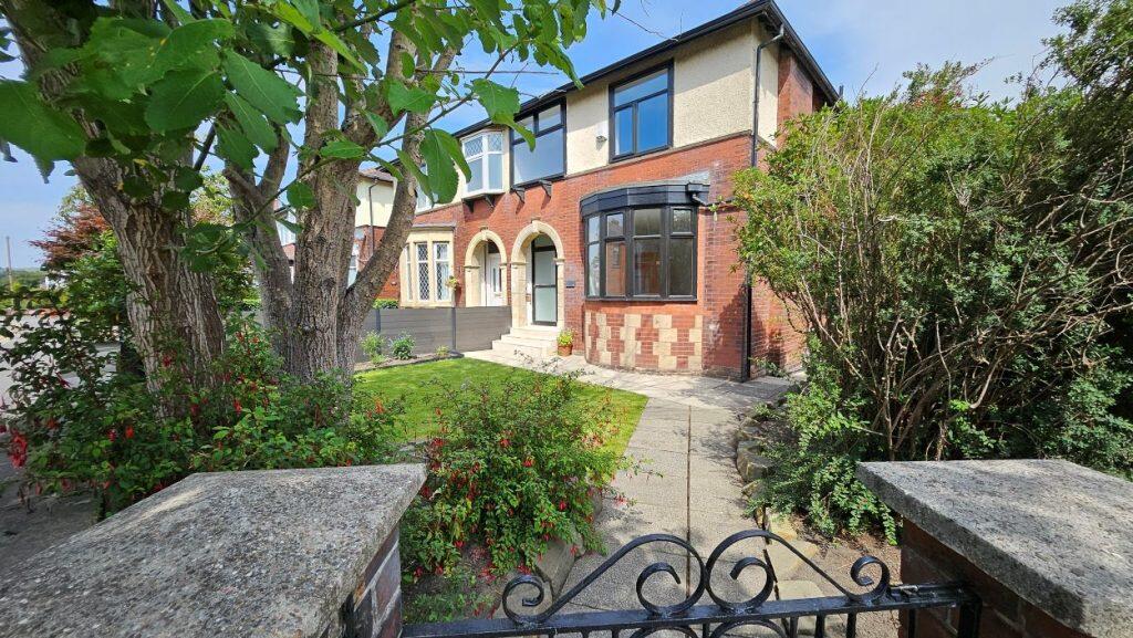 634 Chorley Old Road, Bolton. BL1 6BH photo 2