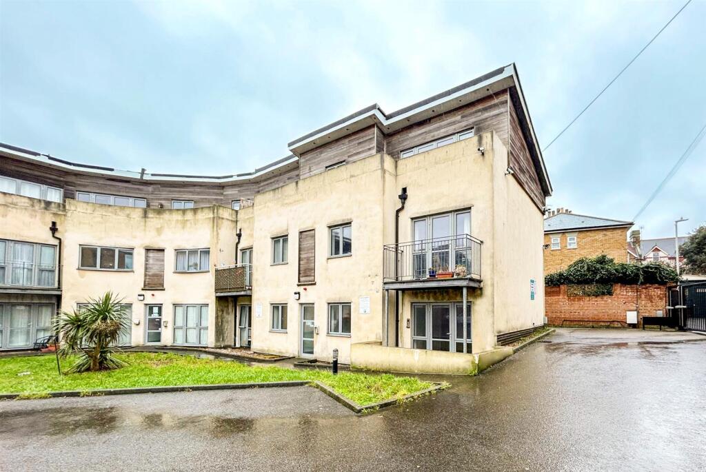 1-bed flat on Flat 1 Sea Court, Margate, £69,000