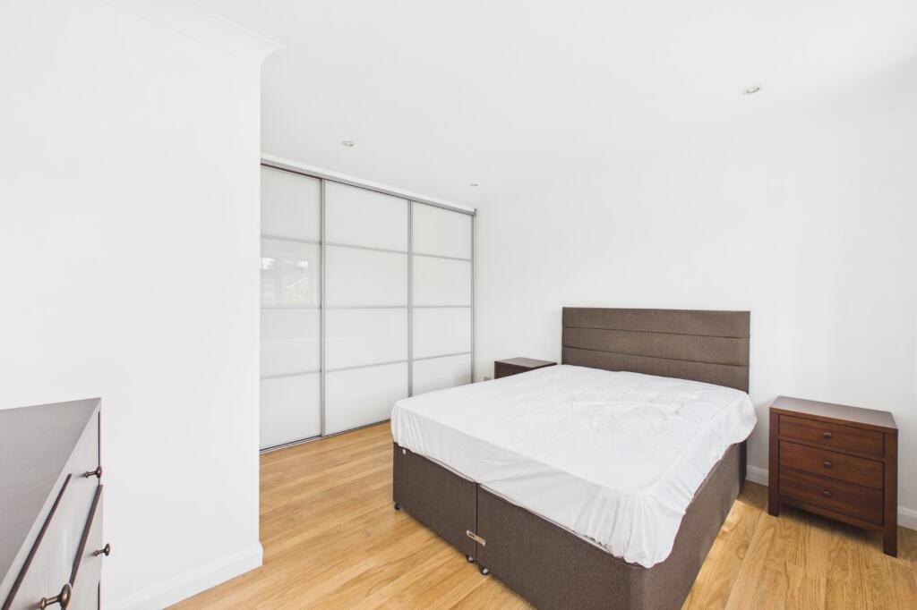 House in Winnersh, Sindlesham - More