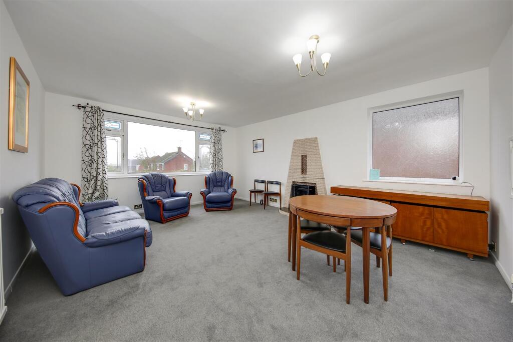 Hilltop Road, Wingerworth, Chesterfield, S42 6RX photo 4