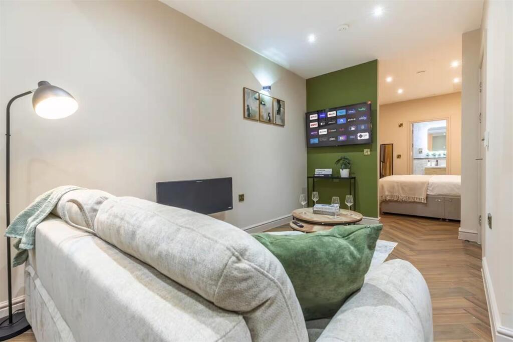 Apartment in Leeds, Arena Quarter, Woodhouse - View 4