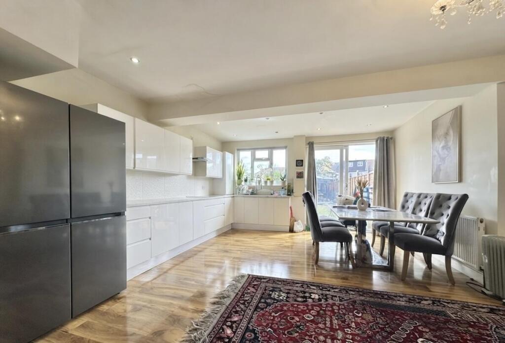 Hazel Close, N13 photo 3