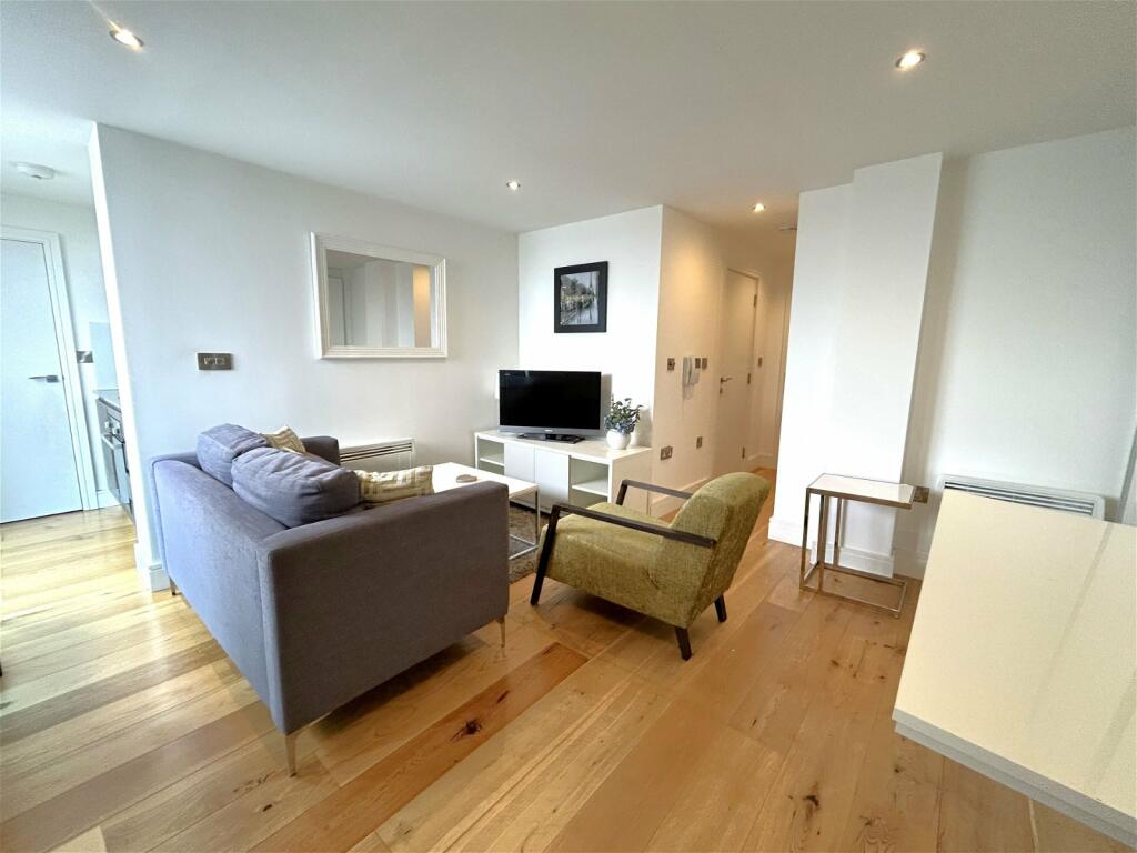 Studio flat on Trident House, Station Road, Hayes, UB3 4FP, £195,000