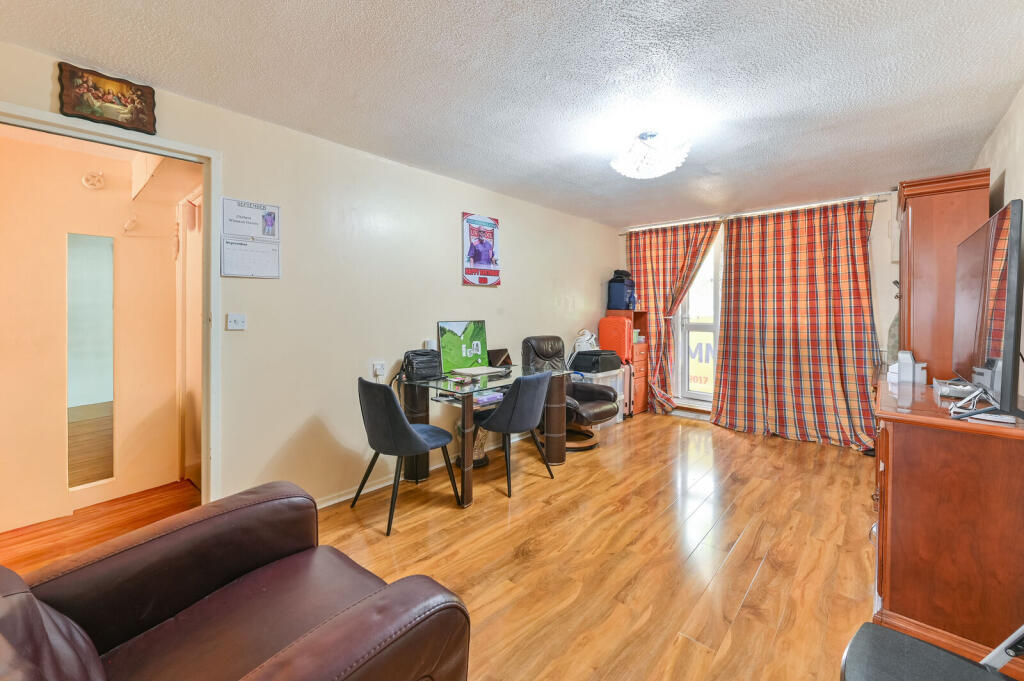 Apartment in London, Bells Gardens Estate, Peckham - View 2