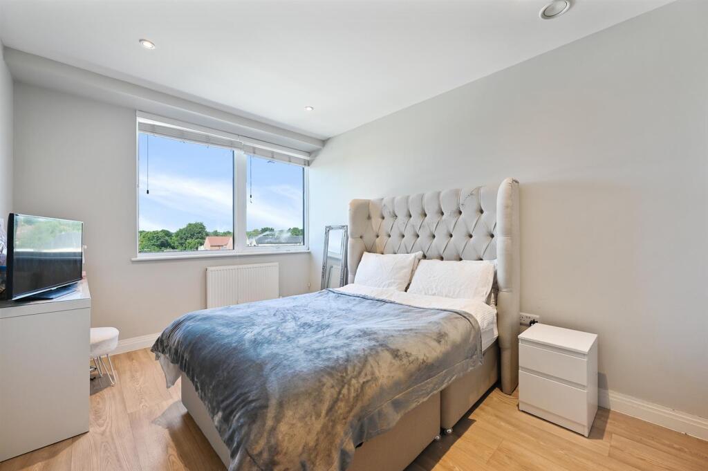 Apartment in Watford - View 5
