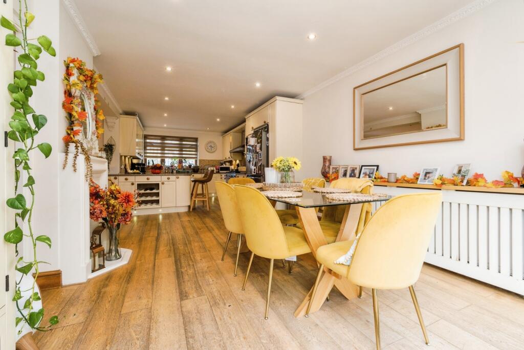 House in Epping Forest, Chigwell - View 5