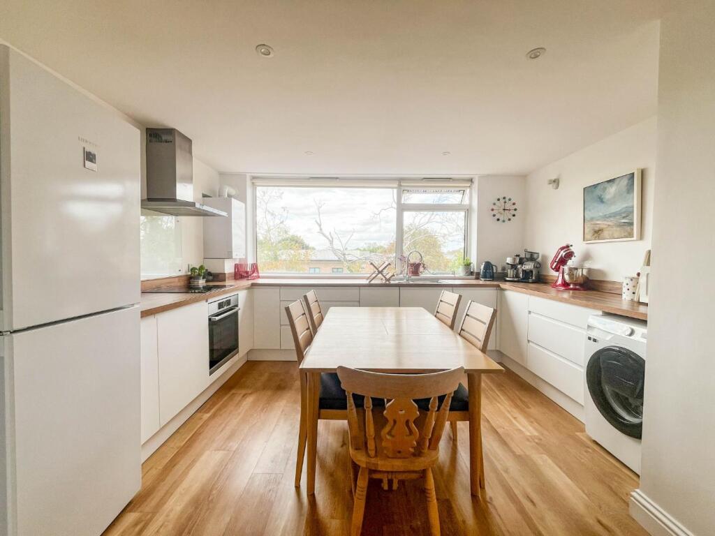 Apartment in Cambridge, Cambridgeshire - View 3