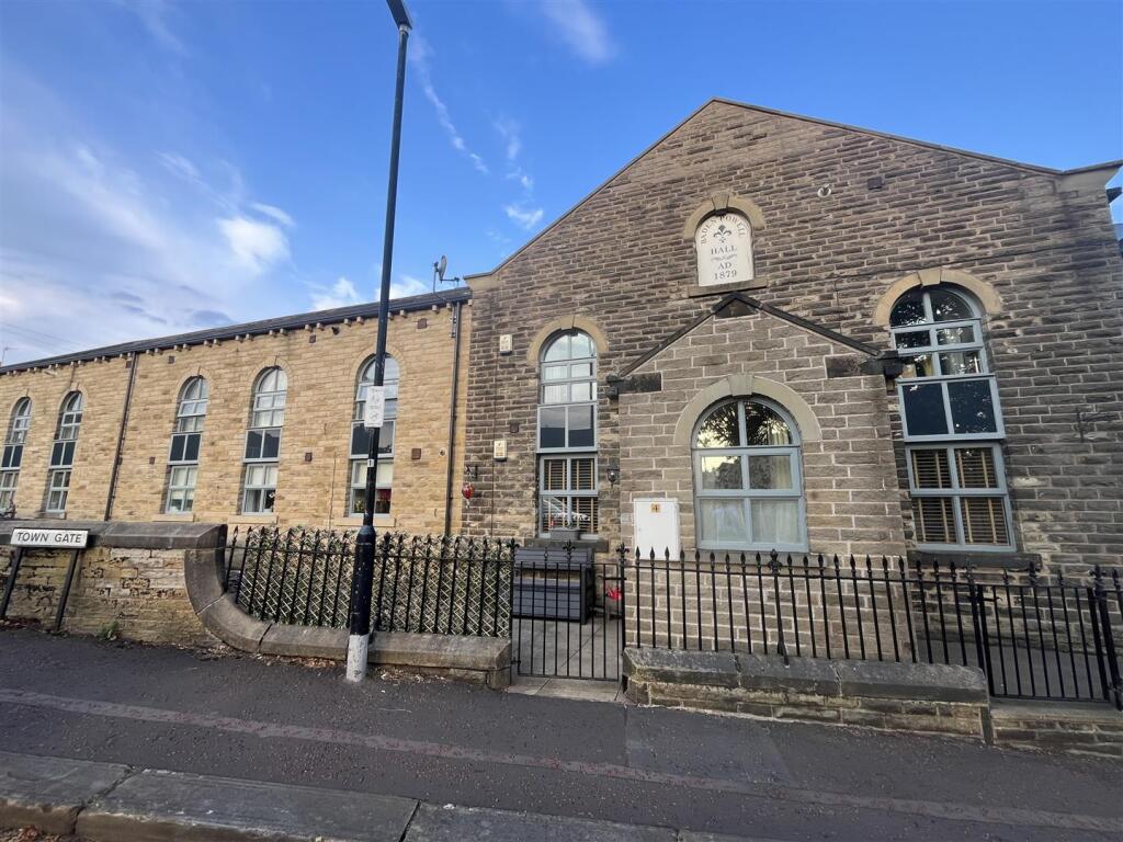 Main image of property: Town Gate, Scholes, Cleckheaton