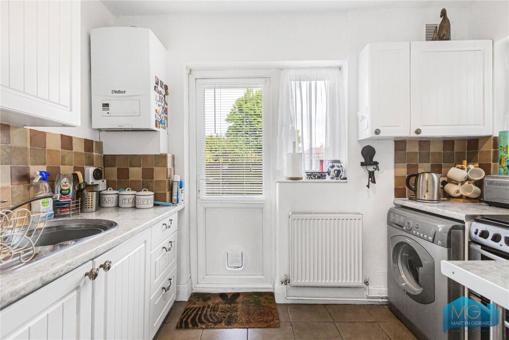 Torrington Close, North Finchley, London, N12 photo 4