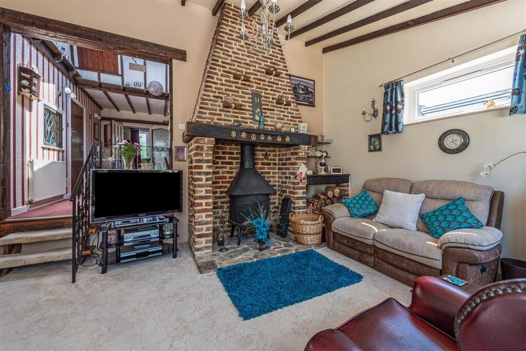 First Avenue, Clanfield - View 4