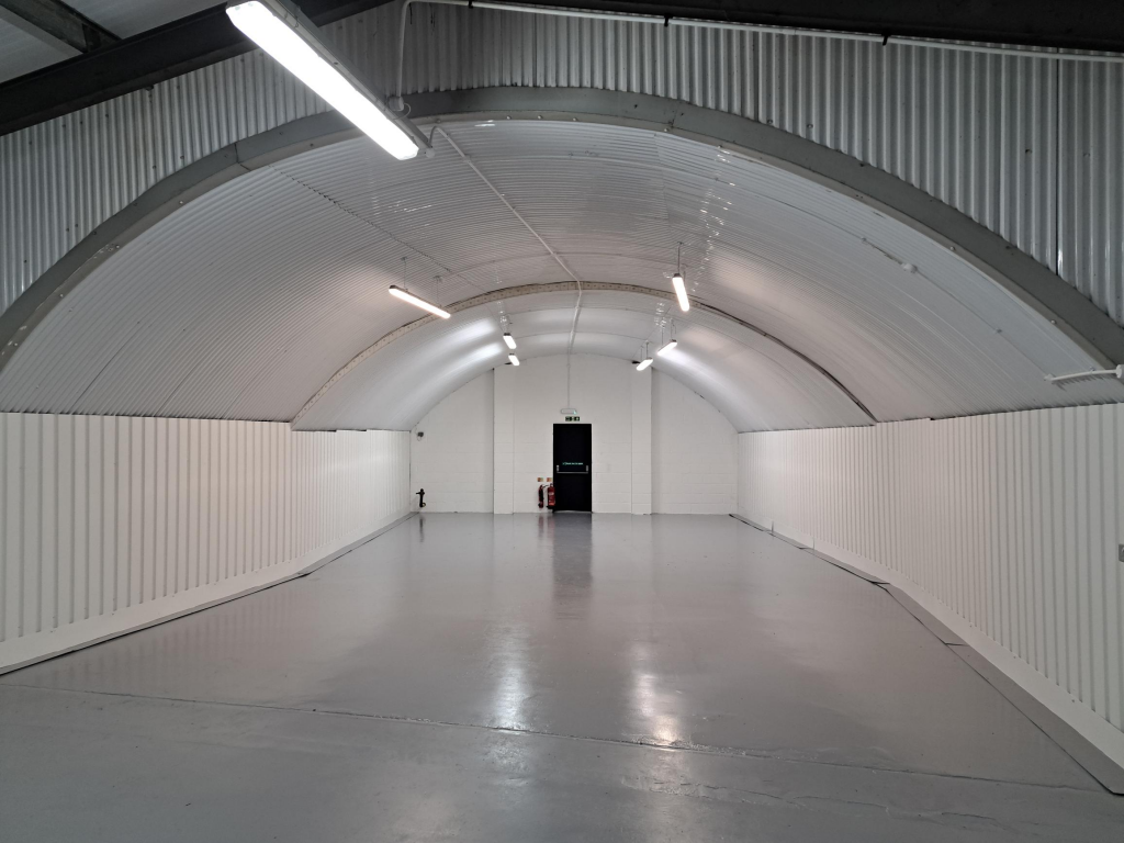 An empty arch with white lining
