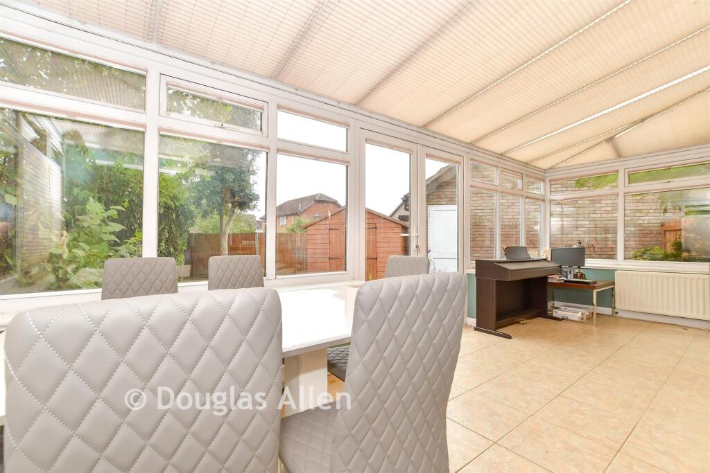 House in Basildon, Wickford - View 5