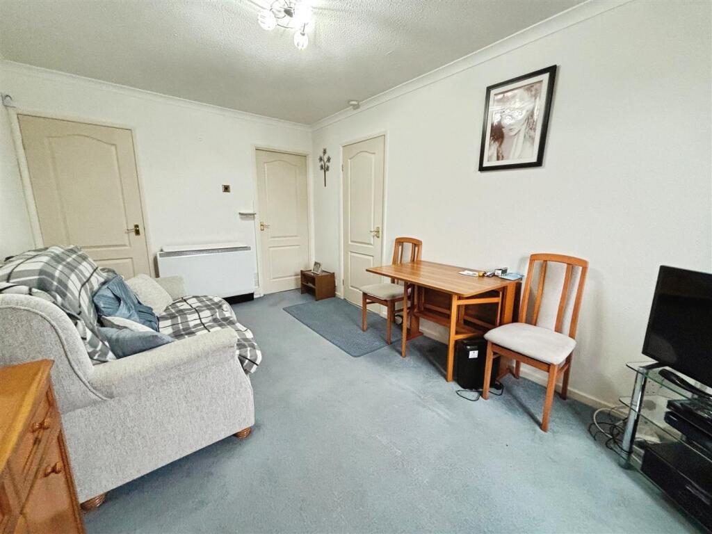 Hatton Close, Bradford, BD6 1JS photo 3
