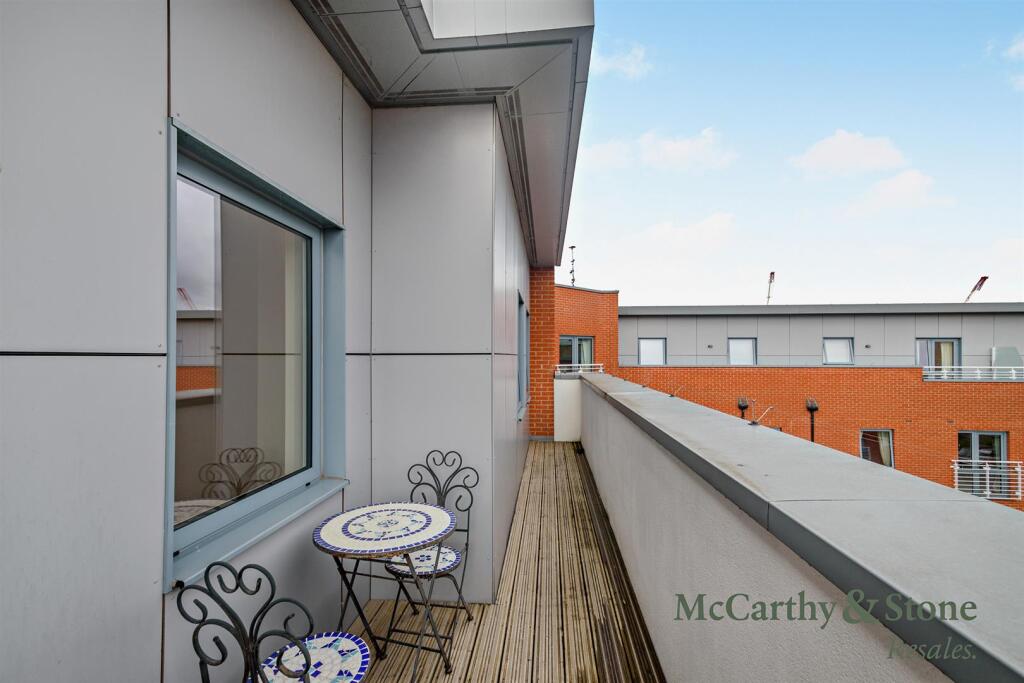 Apartment in Southall - View 4