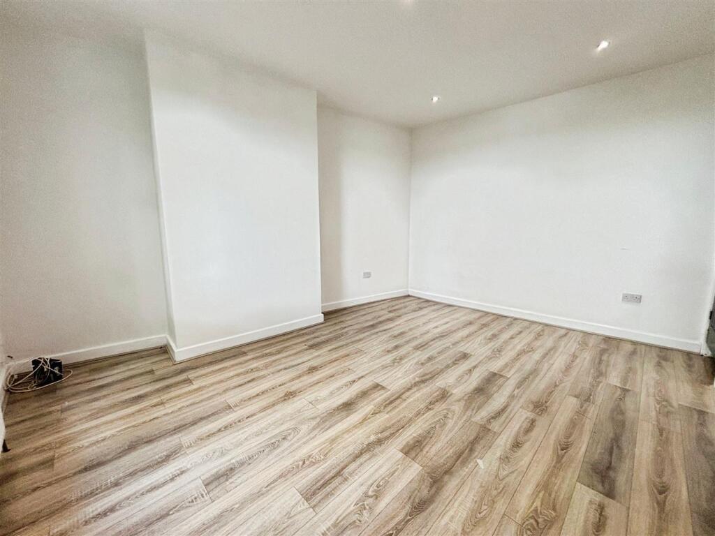 House in Bradford, West Yorkshire - View 4