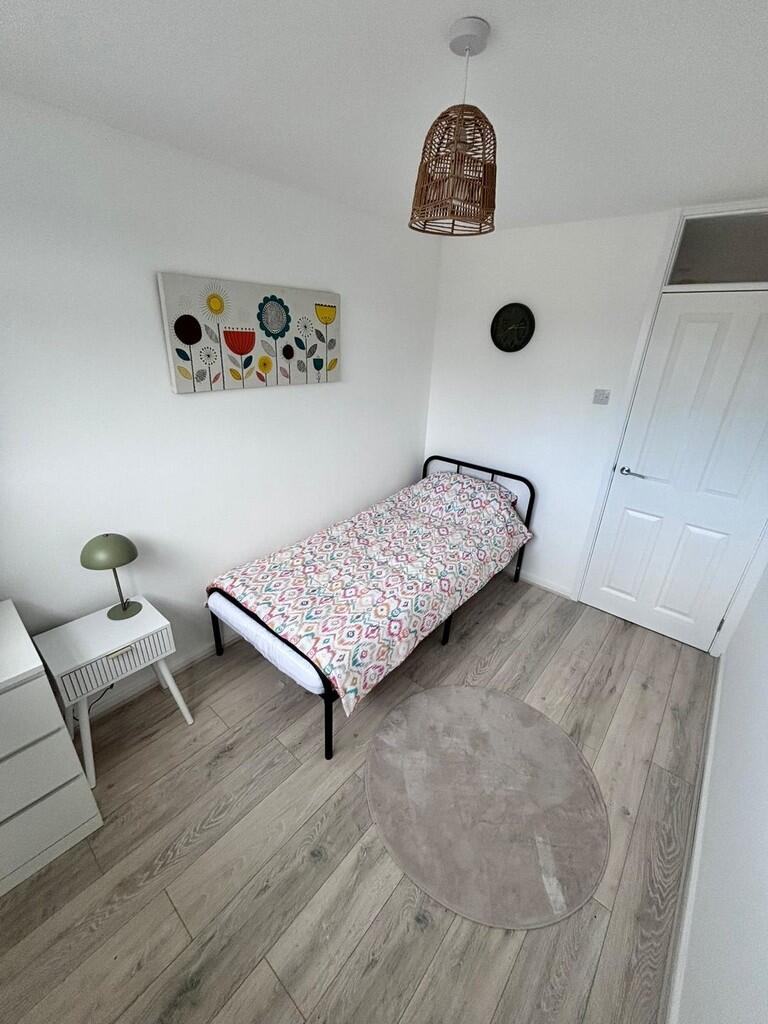 Apartment in Waverley, Farnham - View 2