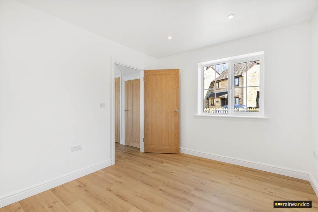 Additional image 19 of Bull Stag Green, Hatfield