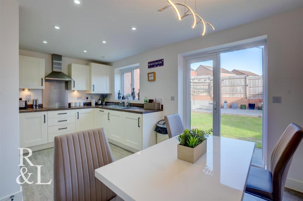 Oleander Close, Tamworth photo 5