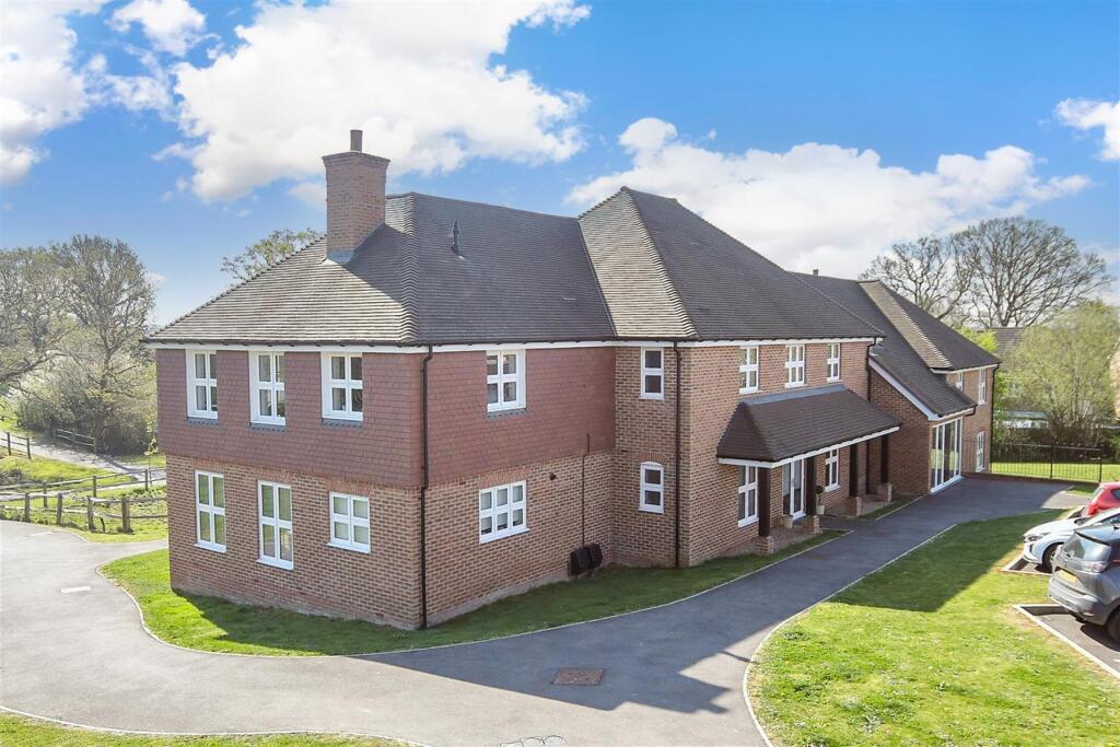 1-bed flat on Bramley Vale, Cranleigh, Surrey, £55,000